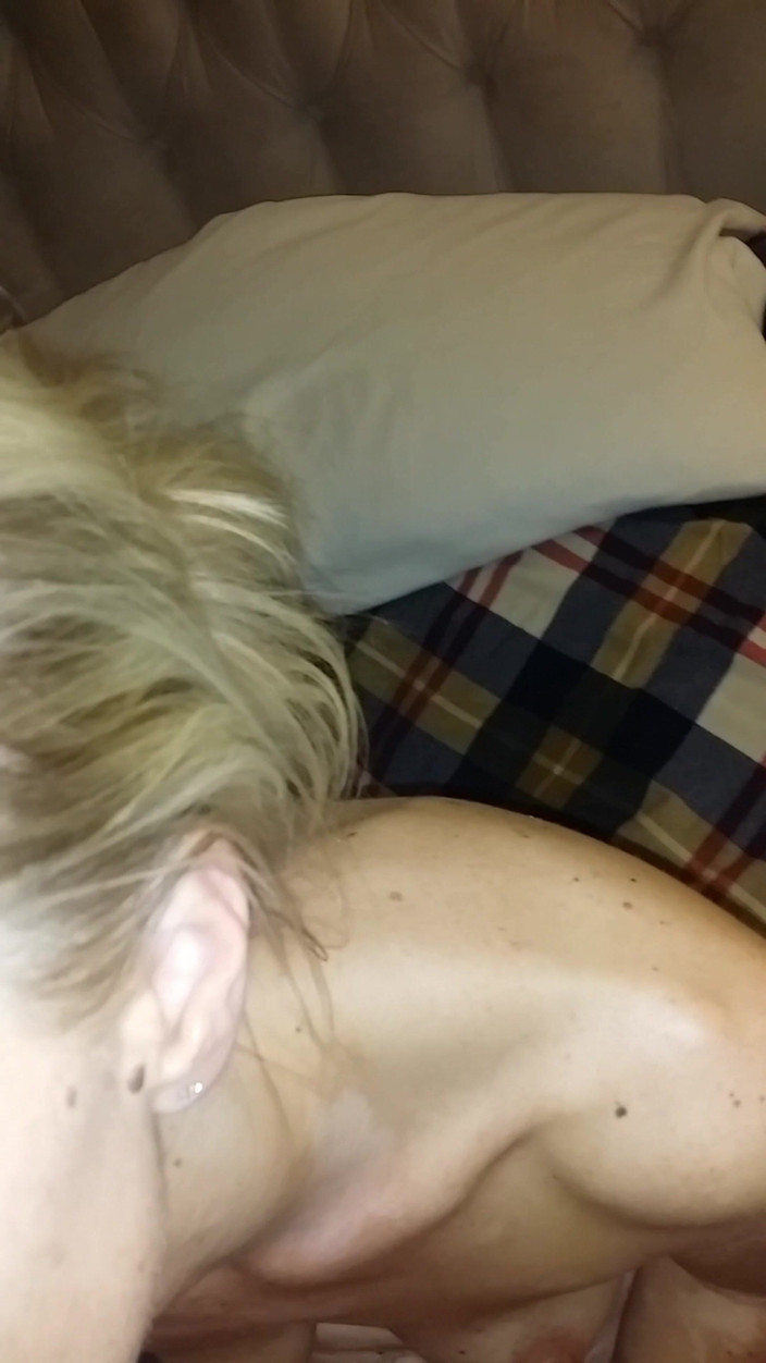 American Blonde Wife: Echte Selbstgedrehte Mormonische Ehefrau Fistet Sich Mit Gesichtsbesamung