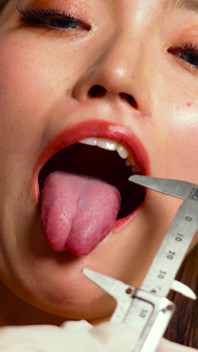 Haruno abre la boca de par en par Tsubame agarra su lengua, la hace escupir y huele su vergüenza