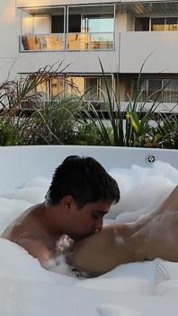 Sex incitant în jacuzzi cu Lynn Țipăt