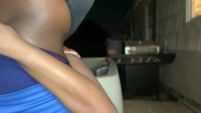 Fijii pornbox: Aku dientot gaya doggy habis-habisan sama adik tiriku di luar...