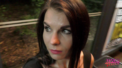 Aische Pervers: Nádherná německá MILFka je ošukaná do zadku na autobusovém nádraží