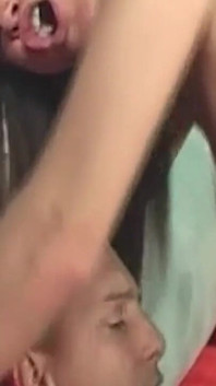 Gagica brunetă își fute cu degetul pizda care picură până la orgasm exploziv