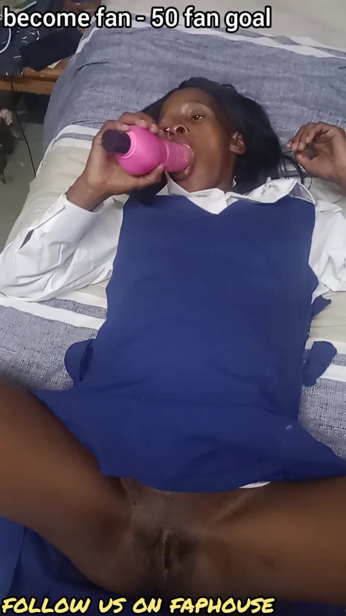 hothouse18xxx: Jhonny Honí 18letou Školačku, Saje Vibrátor a Ukazuje Kundičku