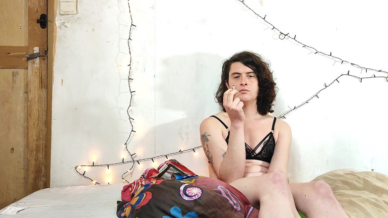 Sara B: Fumo in reggiseno e mutandine