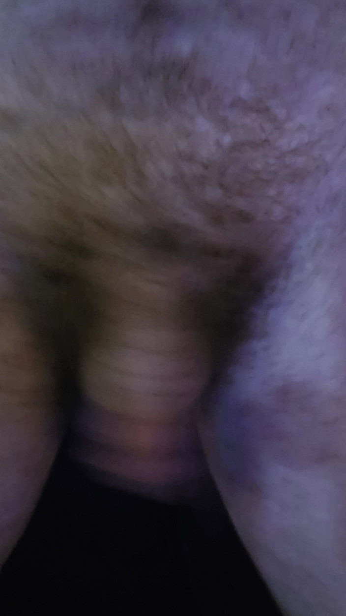 creamyMoonPole: Gros plan sur ma bite qui se fait fouetter jusqu’à...