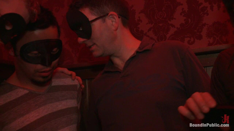 Bound in public: Zajatý hřebec je používán v baru plném nadržených maskovaných mužů