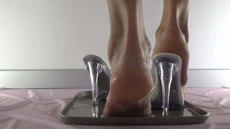 AnnaBUST: I Pee in My Shoes