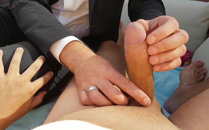 Double-Dutchies: Người đàn ông mặc đồ - bú và xuất tinh ở sân sau