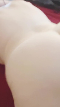 बड़ी गांड वाली Snow Bunny अपनी बड़ी प्राकृतिक गांड दिखाती है