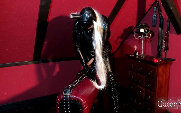 Dominatrix Frida: Pegging - strap-on seru