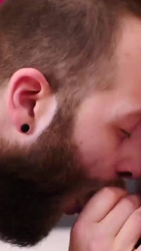BEARFILMS - Donathan Dramis se fait épingler et baiser par le jeune ours Claudio White