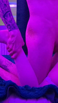 Děvka děvka křičí potěšením a přísahá, když šuká na večírku - ruské talk porno
