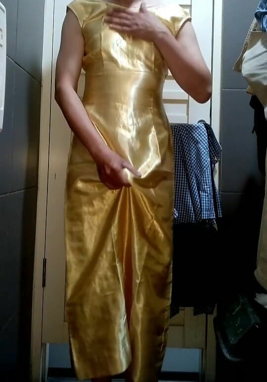 Naomisinka: Une robe jaune se masturbe