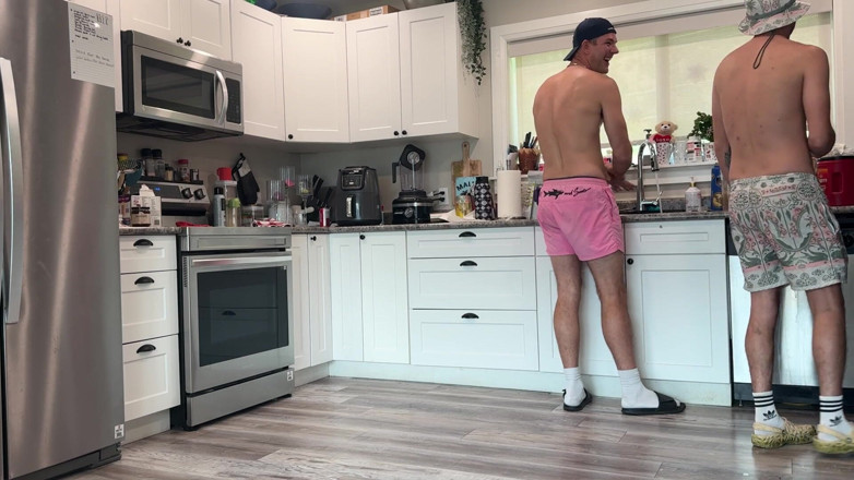 Icedflame: Prova a pulire la cucina con un cazzo nel culo