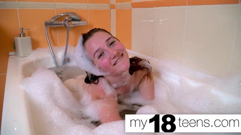 My 18 Teens: MY18TEENS - สาวผมแดงเล่นหีและลูบหัวนมในฟองสบู่ - เท้าเฟติช