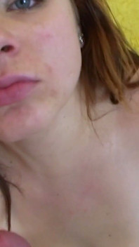 En primer plano - tetona pelirroja milf drena polla con paja con tetas y facial