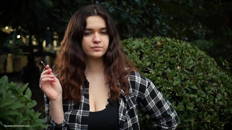 Russian Smokers: Солодка і цицькаста російська красуня курить сигарети на природі