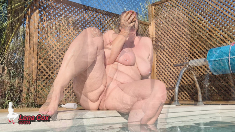 Lena Cox: Schizzi nudi in piscina