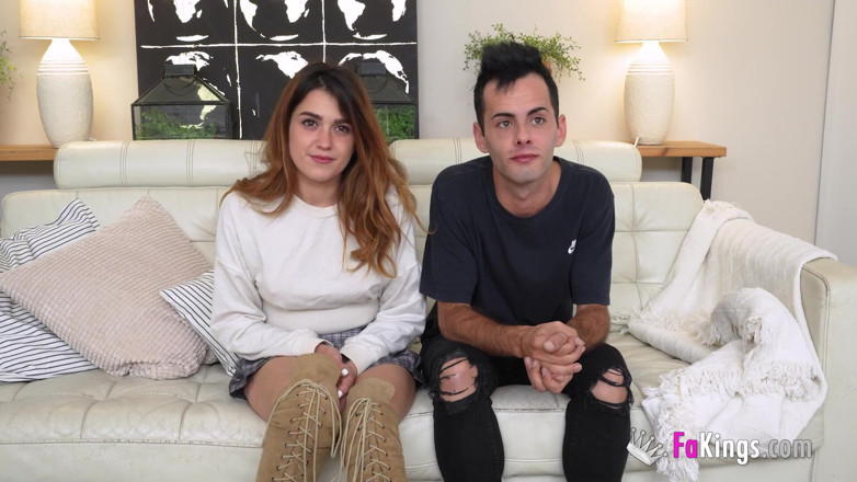 FAKings: Masum esmer gavat erkek arkadaşı izlerken porno oyuncusu tarafından sikiliyor