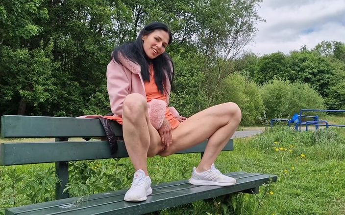 Nicky Brill: Nude Peeing