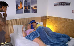 Monique Fuentes: Une belle-mère perverse couche avec son beau-fils au lit avec...