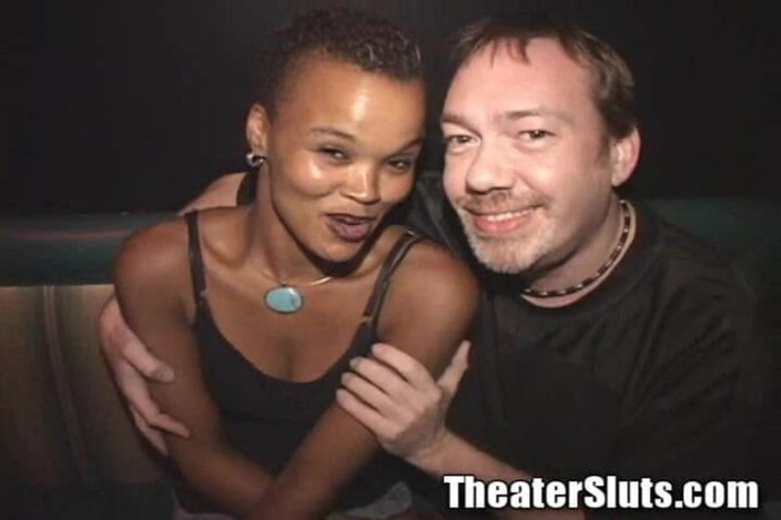 Theater Sluts: Une salope africaine à chatte dégoulinante se fait baiser par un...