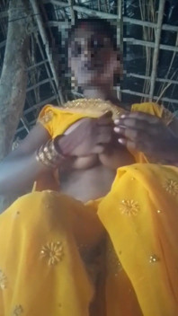 Bhabhi está mostrando sua buceta em sari amarelo, eu inseri meu dedo e tirei a água