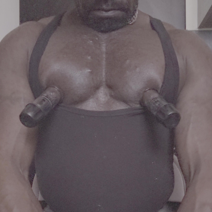 Black Muscle Stepdad: Bomba De Peitos E Bunda Preta Da Bunda Atingida