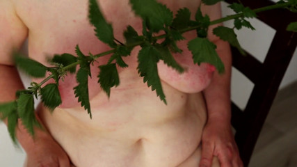 Bouncy Tits Action: Kopřivy a prsa