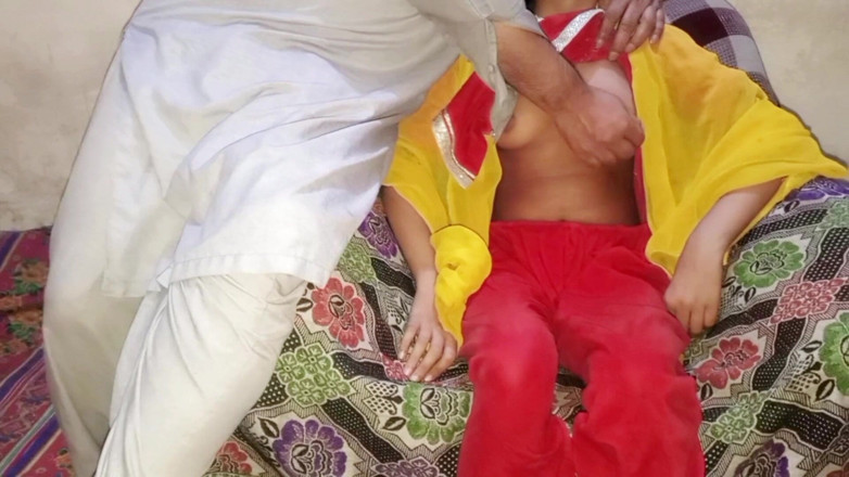Small Baby: Desi Maal Ko Ghar Pe Bulakar Choda Doggystyle Men