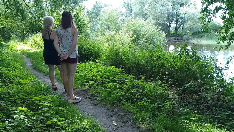 Assol: Dos chicas se detuvieron al costado del camino para orinar,...