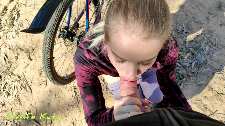 S-Wife Katy: Macocha uwiodła mnie na przejażdżkę rowerem, jej cała cipka jest...