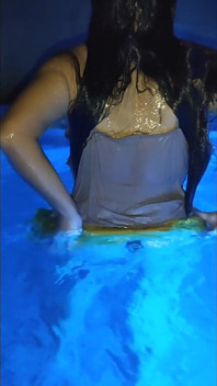 Di Kolam Renang