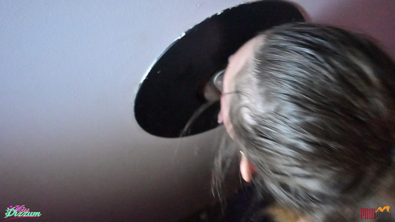 PNW Porn: Freundin lutscht kondom von fremdem am gloryHole