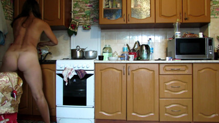 Sexi Lenka: Cleaning + light gymnastics in the kitchen