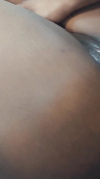 Cette chatte noire juteuse adore baiser une bite noire