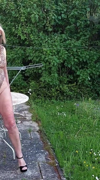 Martina într-un costum de baie lucios leopard