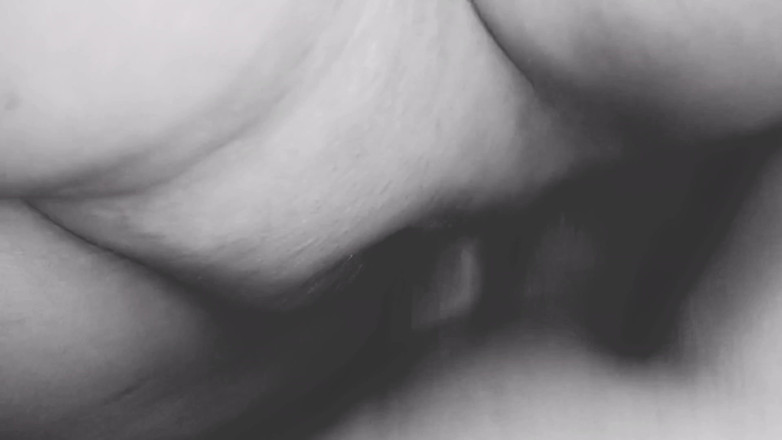 Riyadesi18: 화장실 XXX 욕실 섹스를 몰래 지켜보며 어린 의붓아빠에게 전화하고 섹스하는 의붓여동생