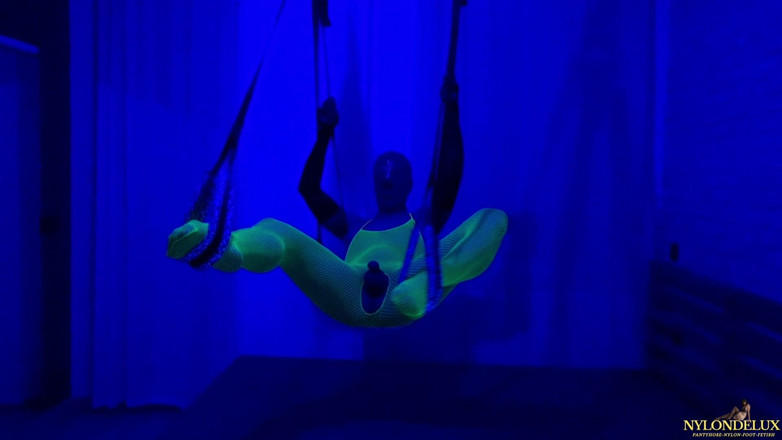 Nylondelux: Sex Swing Fantasy en bas néon