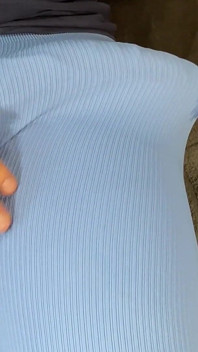 Une bite énorme se fait éjaculer dans la culotte