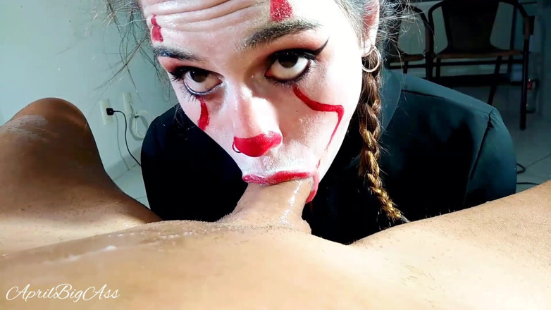 April BigAss: Halloween diep in de keel en sperma slikken