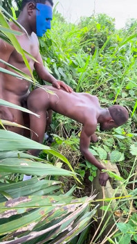 Penembusan batang berganda dubur di luar oleh dua lelaki Afrika dengan batang besar