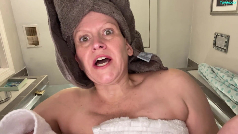 TabithaXXX: Giantess stiefmutter - schrumpft slacker-stiefsohn 2, verehre ihren körper