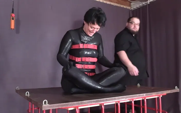 Yvette xtreme: Bondagesession - Catsuit, Belts and Hitachi