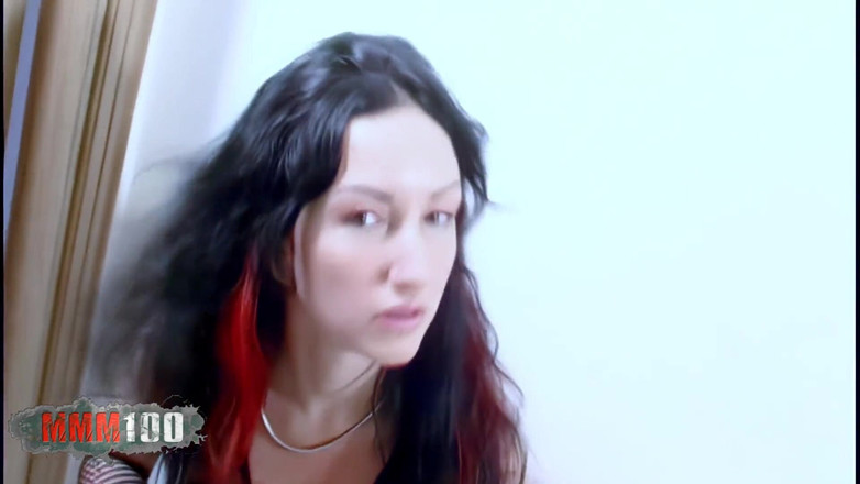 MMM100: Brunetă cu țâțe mari Ana Martin dansând și dezbrăcându-se cu un costum...