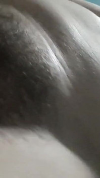 Seksi dev kadın göğüsleriyle oynuyor