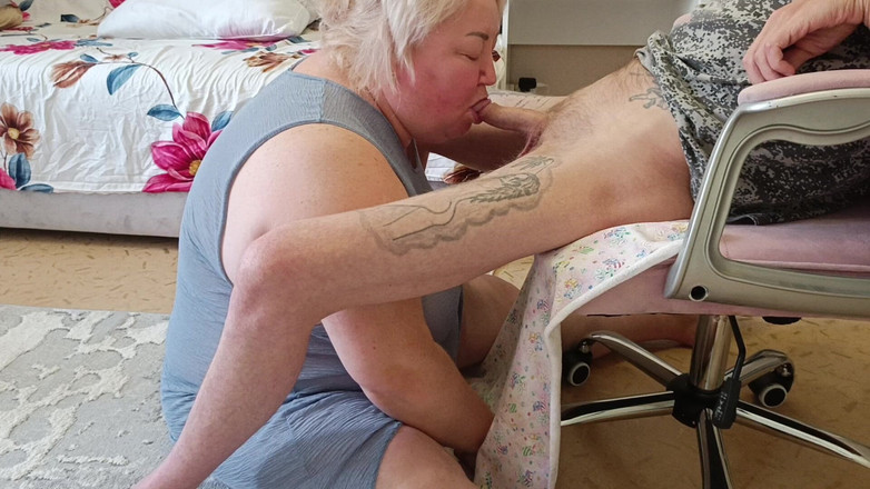 Zona901: Une femme regarde un ami sucer profondément et avaler du...