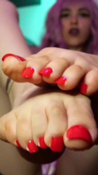 लाल toenails ita के साथ मेरे दिव्य पैरों के लिए विनम्र