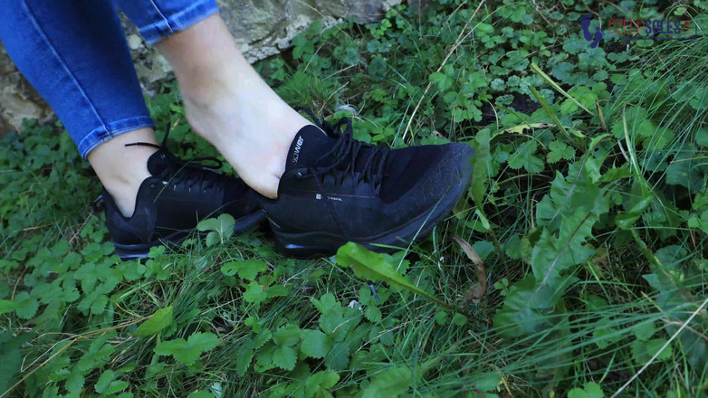 Czech Soles - foot fetish content: Büyük ayaklı iri güzel kadın kız röportajı