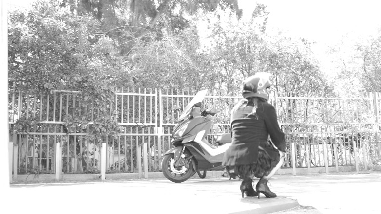 Voyager: Durante o passeio, sua saia levanta e revela seu pênis...